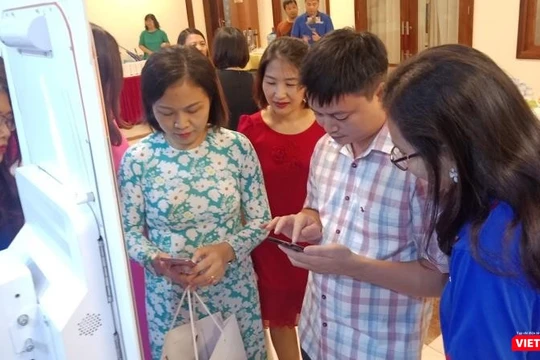 Các chuyên gia y tế trải nghiệm phương thức thanh toán viện phí, hóa đơn dịch vụ không dùng tiền mặt bên lề hội nghị do Bộ Y tế tổ chức sáng 20/9.