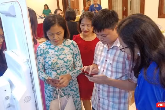 Các chuyên gia y tế trải nghiệm phương thức thanh toán viện phí, hóa đơn dịch vụ không dùng tiền mặt bên lề hội nghị do Bộ Y tế tổ chức sáng 20/9.