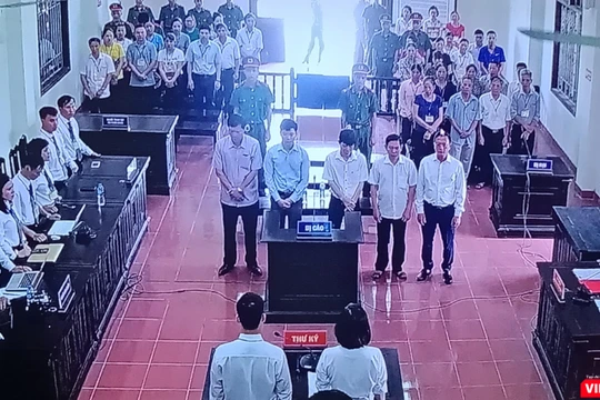 Các bị cáo và những người tham gia tố tụng lắng nghe chủ tọa đọc cáo trạng, tóm tắt vụ án.