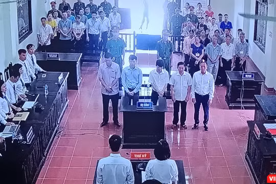 Các bị cáo và những người tham gia tố tụng lắng nghe chủ tọa đọc cáo trạng, tóm tắt vụ án.