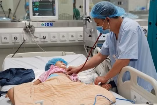 Bác sĩ điều trị cho bệnh nhi tại Khoa Hồi sức tích cực, Bệnh viện Nhi Trung ương.