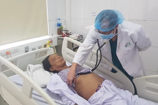 Bác sĩ khám cho bệnh nhân chạy thận sau sự cố ngày 30/7 