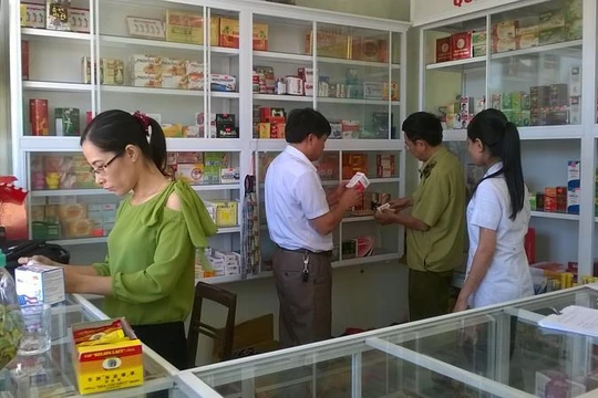 Đại diện cơ quan quản lý đi kiểm tra các nhà thuốc (Ảnh minh họa)