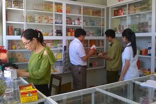Đại diện cơ quan quản lý đi kiểm tra các nhà thuốc (Ảnh minh họa)