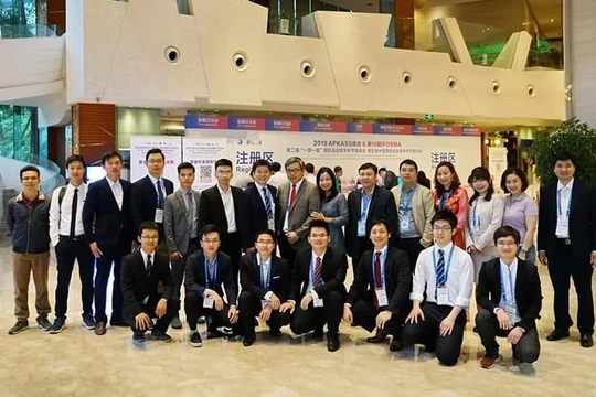 Đoàn chuyên gia của Việt Nam tham dự hội nghị tại Trung Quốc.