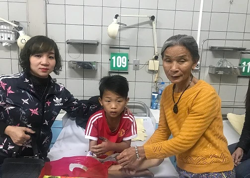 Cháu H. đã tỉnh táo, thoát khỏi tình trạng nguy kịch (Ảnh: BVCC)