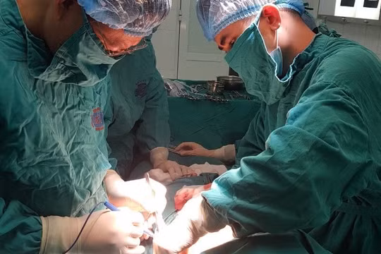 Bác sĩ Bệnh viện K phẫu thuật chữa ung thư cho bệnh nhân cao tuổi.