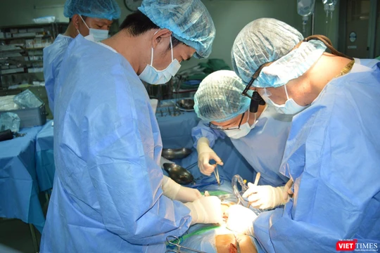 Bác sĩ của Bệnh viện đa khoa Trung ương Cần Thơ phẫu thuật cho một bệnh nhân