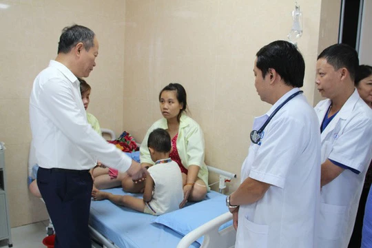 Một em bé mầm non được điều trị tại Trung tâm Y tế huyện Cẩm Khê (Ảnh: VTV)