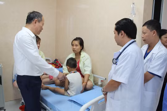 Một em bé mầm non được điều trị tại Trung tâm Y tế huyện Cẩm Khê (Ảnh: VTV)