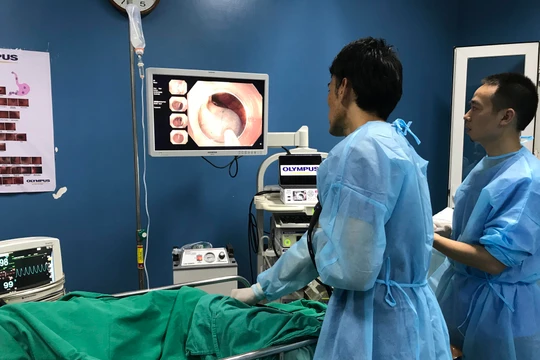 Bác sĩ Bệnh viện K nội soi đại trực tràng cho bệnh nhân