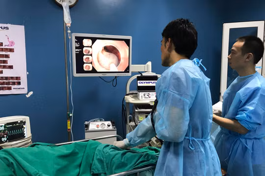 Bác sĩ Bệnh viện K nội soi đại trực tràng cho bệnh nhân