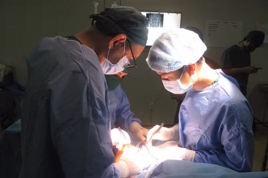 Bác sĩ của Bệnh viện đa khoa Xanh Pôn phẫu thuật cho bệnh nhân