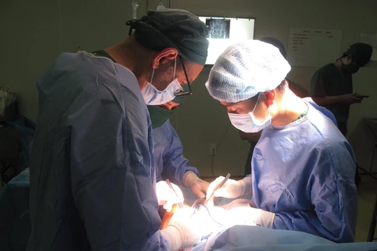 Bác sĩ của Bệnh viện đa khoa Xanh Pôn phẫu thuật cho bệnh nhân