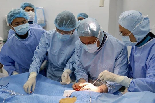 Bác sĩ của Bệnh viện quận Thủ Đức phẫu thuật đặt Stenf Graft cho bệnh nhân