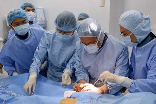 Bác sĩ của Bệnh viện quận Thủ Đức phẫu thuật đặt Stenf Graft cho bệnh nhân