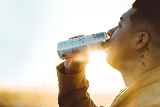 Uống nhiều nước tăng lực gây hại cho sức khỏe của chính người sử dụng.