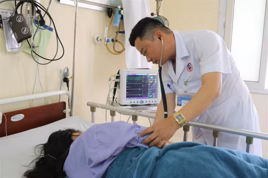 Bác sĩ chăm sóc cho nữ bệnh nhân