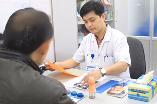 Bác sĩ của Bệnh viện thăm khám cho bệnh nhân