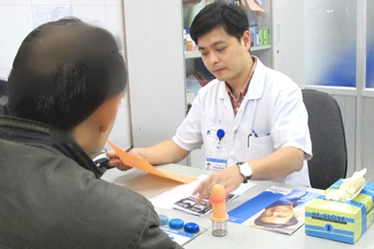 Bác sĩ của Bệnh viện thăm khám cho bệnh nhân