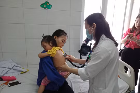 Bác sĩ khám cho trẻ nhỏ mắc sởi