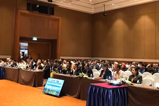 Các chuyên gia ngành ngoại nhi lắng nghe các tham luận tại buổi hội nghị ngày 26/9.