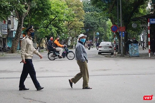 Theo ghi nhận, đã có hàng trăm người dân được nhắc nhở và đã chấp hành nghiêm yêu cầu của lực lượng chức năng.