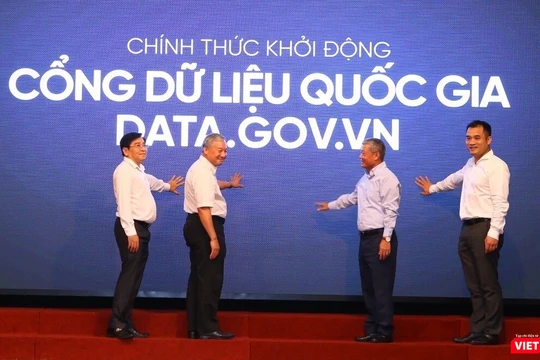 Thứ trưởng Nguyễn Thành Hưng và các đại biểu chính thức khởi động Cổng dữ liệu quốc gia data.gov.vn. 
