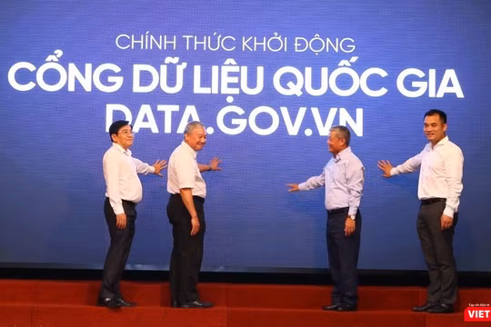 Thứ trưởng Nguyễn Thành Hưng và các đại biểu chính thức khởi động Cổng dữ liệu quốc gia data.gov.vn. 