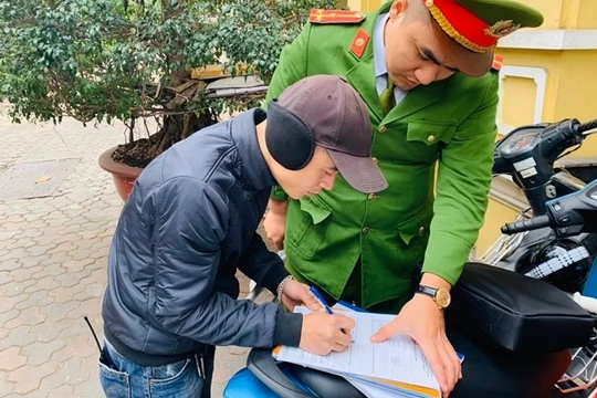 Chủ điểm trông giữ phương tiện vi phạm quy định về việc thu phí ký biên bản. Ảnh: Hiệp Bình.