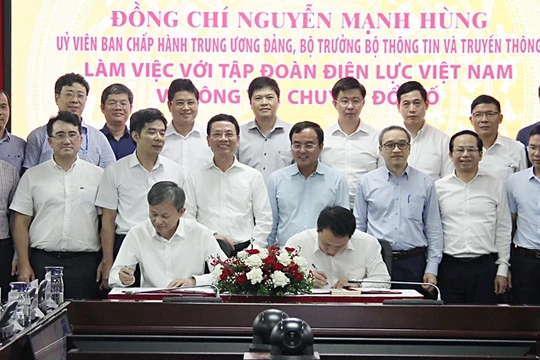 Bộ trưởng Nguyễn Mạnh Hùng chứng kiến Lễ ký biên bản hợp tác giữa Cục Tin học hóa và Tập đoàn EVN về chuyển đổi số doanh nghiệp. Ảnh: MIC