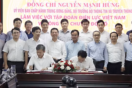 Bộ trưởng Nguyễn Mạnh Hùng chứng kiến Lễ ký biên bản hợp tác giữa Cục Tin học hóa và Tập đoàn EVN về chuyển đổi số doanh nghiệp. Ảnh: MIC