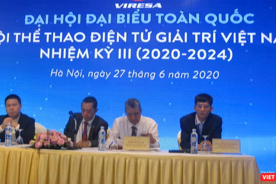 Ông Nguyễn Xuân Cường - Phó Chủ tịch Thường trực Hội Truyền thông Số Việt Nam (bên phải) tham gia Đoàn Chủ tịch Đại hội III Hội Thể thao Điện tử Giải trí Việt Nam.