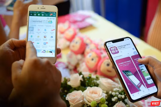 Người dùng ví MoMo cần cung cấp các thông tin gồm: Ảnh chụp mặt trước và sau CMND/CCCD/hộ chiếu còn thời hạn để xác thực tài khoản. Ảnh: Nhật Thy.