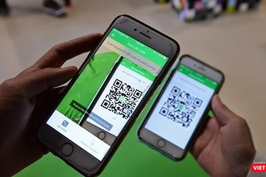 Theo quy định của Ngân hàng Nhà nước, những tài khoản ví điện tử chưa được xác thực sẽ bị tạm khóa và người dùng chỉ có thể giao dịch trở lại sau khi hoàn thành xác thực. Ảnh minh họa: Grab.