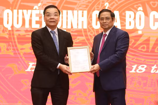 Trưởng Ban Tổ chức T.Ư Phạm Minh Chính trao quyết định điều động ông Chu Ngọc Anh. Ảnh: UBND TP. Hà Nội.