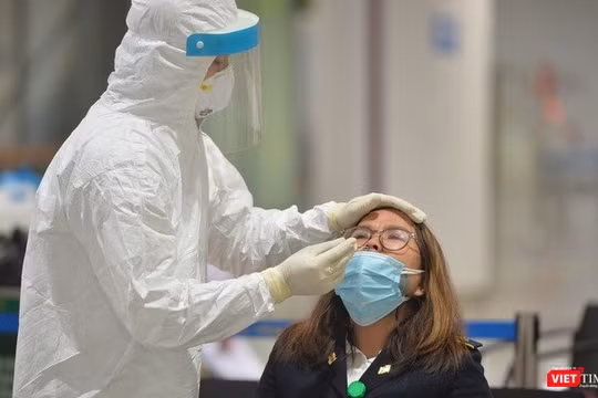 Nhân viên y tế lấy mẫu xét nghiệm COVID-19 (Ảnh: Hoàng Anh) 