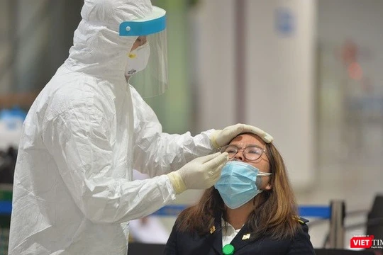 Nhân viên y tế lấy mẫu xét nghiệm COVID-19 (Ảnh: Hoàng Anh) 