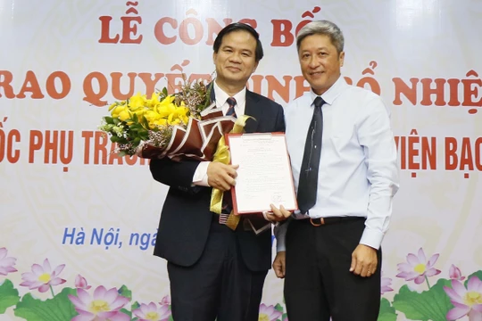 Thứ trưởng Bộ Y tế Nguyễn Trường Sơn trao quyết định bổ nhiệm PGS.TS Đào Xuân Cơ. Ảnh: bachmai.gov.vn.