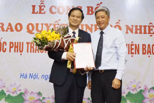 Thứ trưởng Bộ Y tế Nguyễn Trường Sơn trao quyết định bổ nhiệm PGS.TS Đào Xuân Cơ. Ảnh: bachmai.gov.vn.