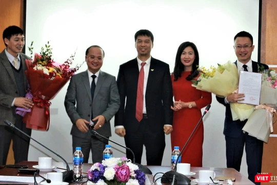 Phó Tổng Giám đốc Đài Tiếng nói Việt Nam Ngô Minh Hiển (giữa) và Giám đốc Đài VTC Trần Văn Thành (thứ hai trái sang) trao quyết định bổ nhiệm và hoa chúc mừng Phó Giám đốc Đài VTC Nguyễn Văn Bình (bìa trái) và Lương Minh Đức (bìa phải).