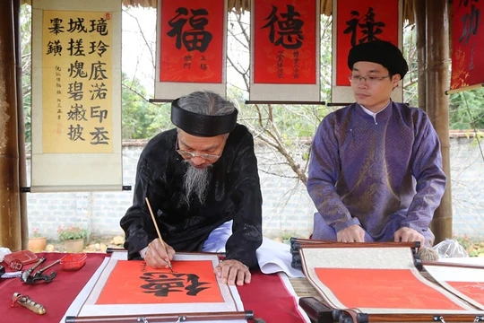 Ông đồ già Nguyễn Bá Dần năm nay đã 80 tuổi. Ảnh: Tú Uyên. 