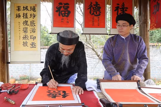 Ông đồ già Nguyễn Bá Dần năm nay đã 80 tuổi. Ảnh: Tú Uyên. 