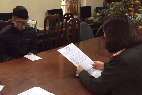 Cơ quan công an làm việc với người đăng tin sai sự thật. Ảnh: CA TP.HN