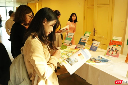 Bộ GD&ĐT vừa phê duyệt thêm 7 sách giáo khoa (SGK) lớp 1 nâng tổng số SGK lớp 1 chương trình GDPT mới lên 45 cuốn thuộc 9 môn học và hoạt động giáo dục. Ảnh minh họa: Minh Thúy.