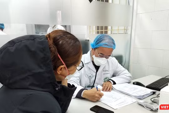 Bác sĩ thăm khám sức khỏe cho bệnh nhân. Ảnh: Minh Thúy