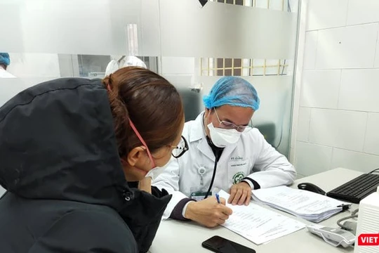 Bác sĩ thăm khám sức khỏe cho bệnh nhân. Ảnh: Minh Thúy