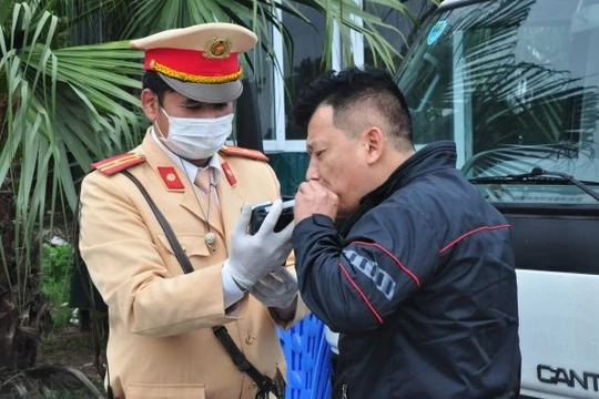 Công tác kiểm soát nồng độ cồn của lực lượng chức năng nhận được ủng hộ, đồng thuận cao của người dân. Ảnh: Cục CSGT.