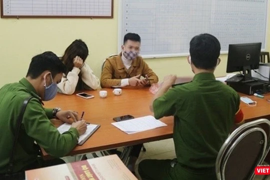 Các đối tượng vi phạm được mời về trụ sở Công an quận để làm việc. Ảnh: Hiệp Bình.