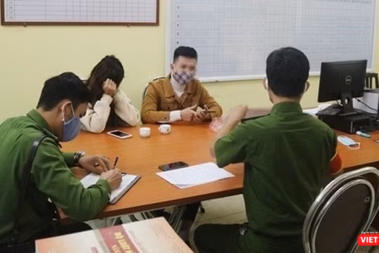 Các đối tượng vi phạm được mời về trụ sở Công an quận để làm việc. Ảnh: Hiệp Bình.